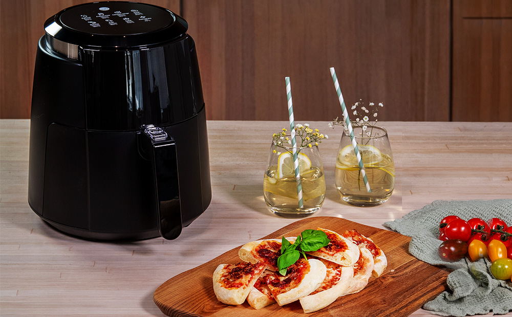 AirFryer_Crispier_AF1B-350_Environment_Pizza_web.jpg