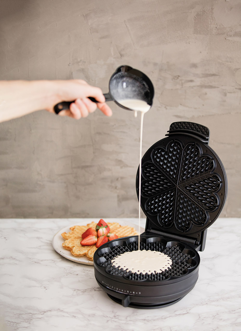 Waffeliron-XWAS-1400B_pouring batter.jpg